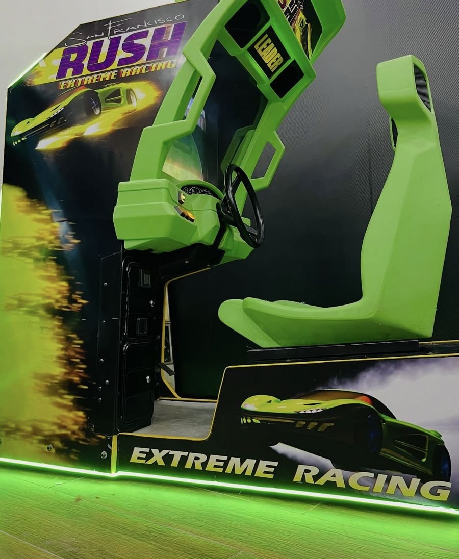 Simulador de corrida verde com volante e banco