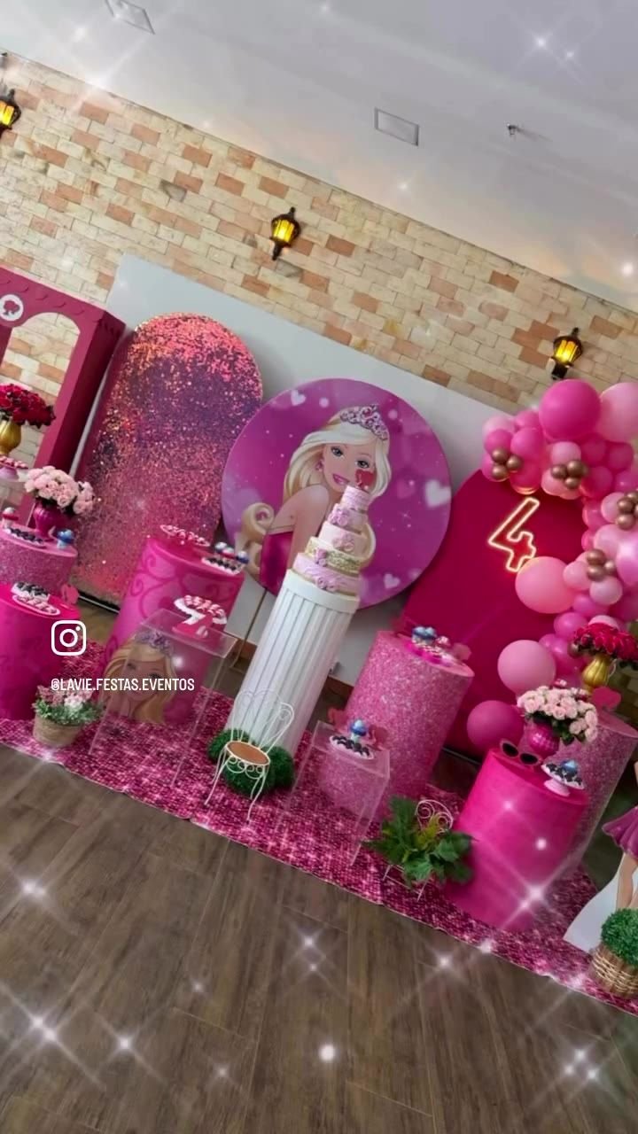 Decoração rosa com flores e balões
