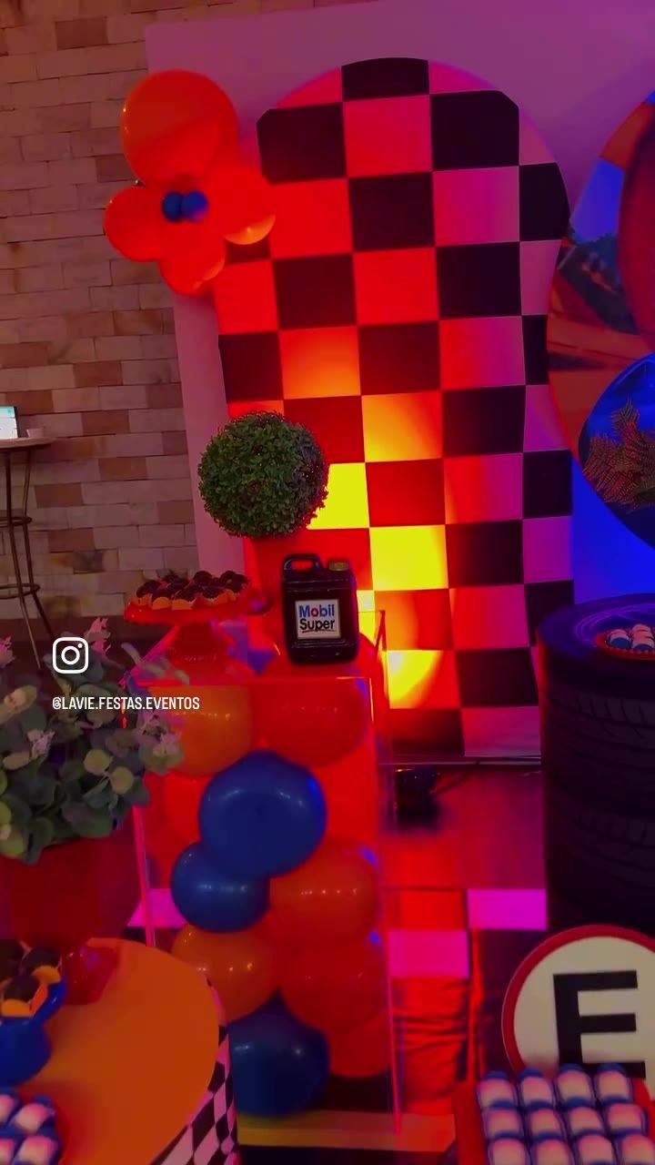 Painel xadrez com luz vermelha e balões