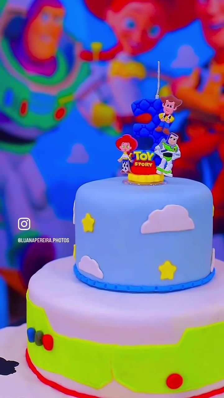 Decoração temática com balões coloridos e painel